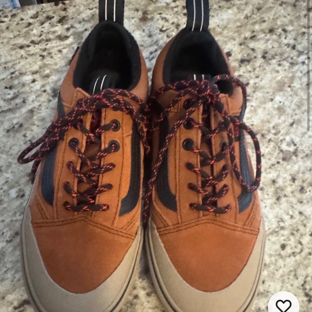 Unisex Vans Ultracush Size: Women 7.0/Men 5.5